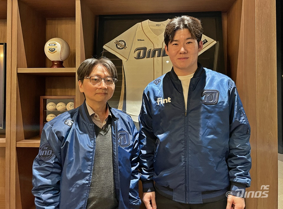 Park Min-woo, right, poses with NC Dinos general manager Lim Sun-nam in a photo released by the Dinos on Wednesday. [NC DINOS] 