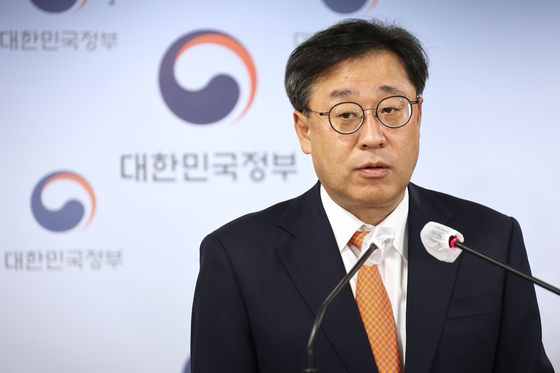 Park Yun-kyu, the second vice minister of Science and ICT, speaks during a press briefing held on Nov. 18 at the Government Complex Seoul in Jongno District, central Seoul. [YONHAP]