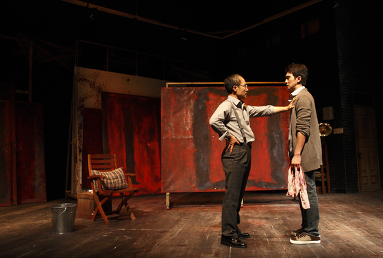 The 2016 production of the play ″Red,″ which tells the story of Mark Rothko, an American abstract expressionist artist. The play will be staged once again at the Seoul Arts Center in southern Seoul from Dec. 20. [SEENSEE COMPANY] 