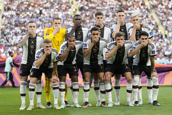 독일 선수들이 10일 카타르 도하 칼리파 국제경기장에서 열린 일본과의 월드컵 E조 1차전 경기에 앞서 입을 가리고 포즈를 취하고 있다.  [AP/YONHAP]