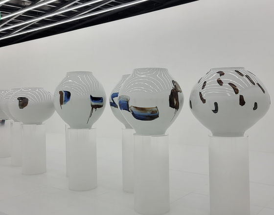 Moon jars created by contemporary potter Park Young-sook with paintings by Lee Ufan over them are on display at Leeum Museum of Art in central Seoul. The exhibition wrapped up on Sunday. [MOON SO-YOUNG]