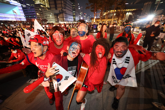 Crowds gather to watch the 2022 Qatar World Cup in Gwanghwamun Square in central Seoul Thursday, ahead of a Group H match between South Korea and Uruguay. [YONHAP]