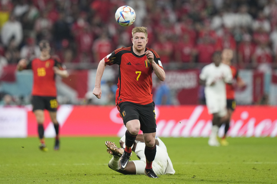 Belgium's Kevin De Bruyne in action during the World Cup group F soccer match between Belgium and Canada, at the Ahmad Bin Ali Stadium in Doha, Qatar on Wednesday. [AP/YONHAP]