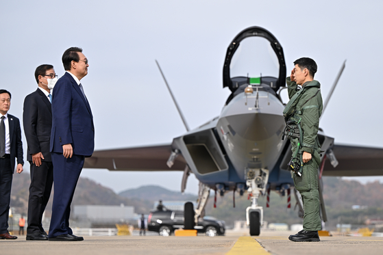 President Yoon Suk-yeol saluted in front of Korea’s supersonic fighter jet KF-21 at the Korea Aerospace Industries’ headquarters in Sacheon, South Gyeongsang, on Thursday. [PRESIDENTIAL OFFICE] 