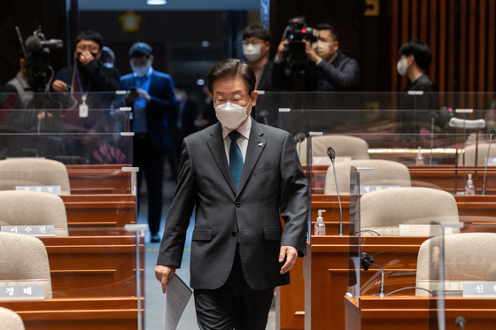 Democratic Party leader Lee Jae-myung enters the floor of the National Assembly in Yeouido, western Seoul on Thursday afternoon. [NEWS1]