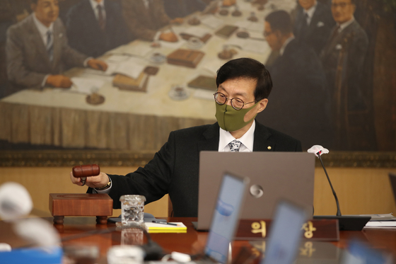Bank of Korea Gov. Rhee Chang-yong at the monetary policy board meeting held in central Seoul on Nov. 24. [YONHAP]