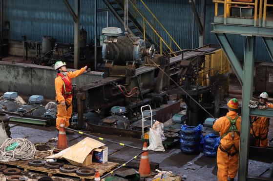 Posco employees help with the recovery of a hot rolling facility at its Pohang steel plant on Nov. 23. [POSCO]