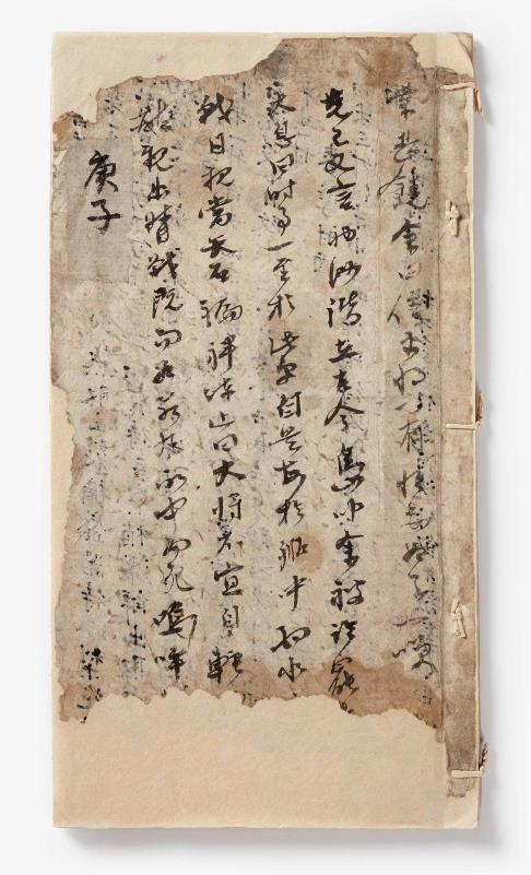 The edges are damaged, but this reused paper that was used again as the cover has 83 characters that describe how Admiral Yi participated in the war, despite attempts to dissuade him by others, to encourage his soldiers and that he was killed by a flying bullet. [CULTURAL HERITAGE ADMINISTRATION]