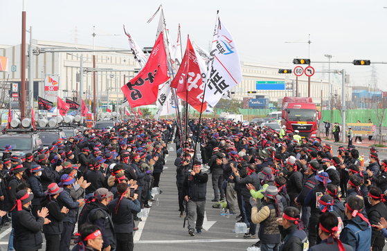 Truck drivers begin a nationwide strike at a port in Ulsan on Thursday.. [YONHAP] 