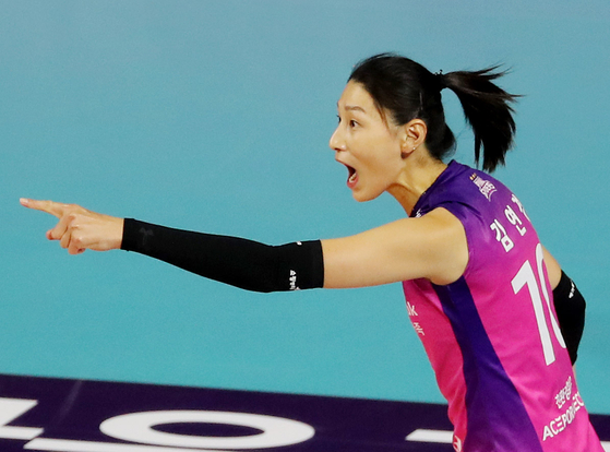 Kim Yeon-koung of the Incheon Pink Spiders celebrate after scoring against Daejeon Korea Ginseng Corporation on Nov. 18 at Incheon Samsan World Gymnasium in Incheon. [YONHAP]