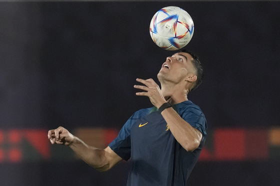 Portugal's Cristiano Ronaldo controls a ball during the Portugal's official training on the eve of the group H World Cup soccer match between Portugal and Ghana at the Al Shahaniya SC training site in Al Shahaniya, Qatar, on Wednesday. [AP/YONHAP]