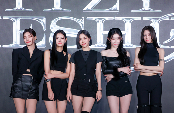 ITZY poses during Firday's press conference. [JYP ENTERTAINMENT]