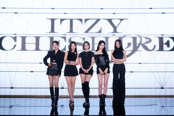 ITZY poses during a press conference on Friday for its EP “Cheshire,” which drops on Nov. 30, at the Fairmont Ambassador Seoul in Yeouido, western Seoul. [JYP ENTERTAINMENT]