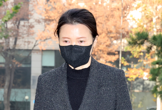Former senior emergency monitoring officer at the Seoul Metropolitan Police Agency (SMPA), Ryu Mi-jin, appears before a special investigation team in western Seoul on Nov. 25. [YONHAP]