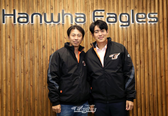 Lee Tae-yang poses after signing with the Hanwha Eagles in a picture released by the club on Wednesday. [HANWHA EAGLES] 