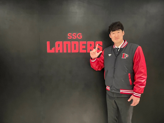 Oh Tae-gon poses in an SSG Landers jacket in a photo released by the club on Thursday.  [SSG LANDERS]