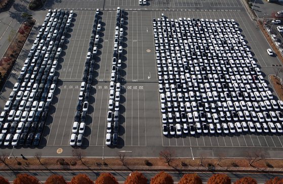 Cars to be delivered are stranded at a parking lot of Kia's plant in Gwangju on Nov. 24, when unionized truckers went on strike nationwide, demanding the government permanently scrap the phaseout of a temporary freight rate system guaranteeing a basic wage for truck drivers. [YONHAP]