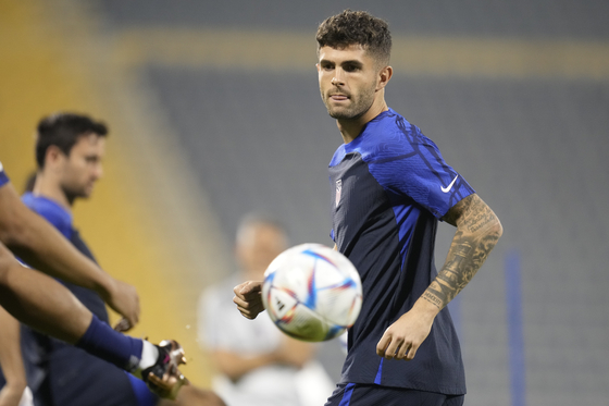 Christian Pulisic of the United States participates in an official training session on the eve of the group B World Cup soccer match between England and the United States at Al-Gharafa SC Stadium, in Doha on Thursday. [AP/YONHAP]
