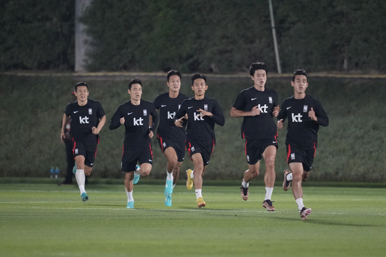 Korean national team players from left, Kim Tae-hwan, Son Jun-ho, Kwon Kyung-won, Jeong Woo-yeong, Cho Gue-sung and Song Min-kyu, run on the pitch during a training session at Al Egla Training Site 5 in Doha, Qatar on Friday. Korea will play their second match against Ghana on Nov. 28. [AP/YONHAP]