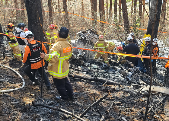 A helicopter crashed into a mountain in Yangyang County, Gangwon on Sunday morning, killing five people on board. [YONHAP]