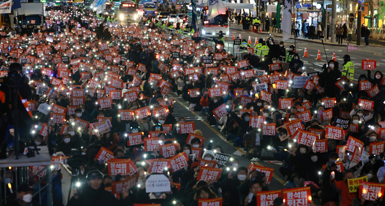 Liberal activists hold a candlelight vigil near Sungnyemun in central Seoul criticizing the Yoon Suk-yeol administration Saturday evening. [YONHAP]