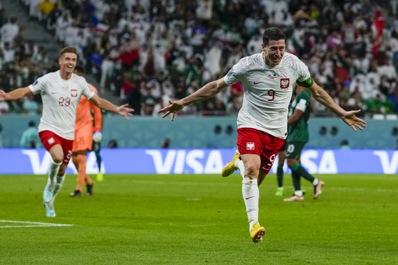 Poland's Robert Lewandowski celebrates scoring his side's second goal during the World Cup group C match between Poland and Saudi Arabia, at the Education City Stadium in Al Rayyan , Qatar on Saturday. [AP/YONHAP]