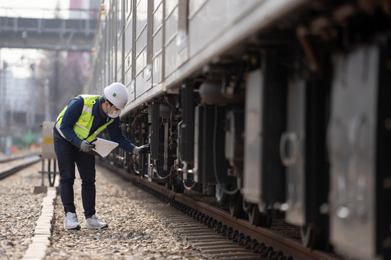 Hyundai Rotem will be inspecting its train cars from Nov. 21 to Dec. 20 to ensure safety during the cold season. Above, a Hyundai Rotem's employee examines a train car. [HYUNDAI ROTEM]