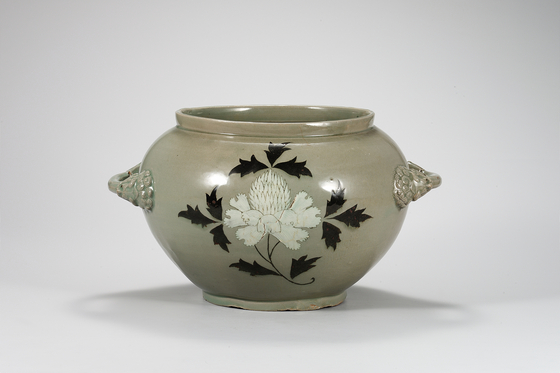 Celadon Jar with Inlaid Peony Design, a National Treasure, is on display at the newly remodeled Celadon Hall of the National Museum of Korea in central Seoul that opened to the public on Nov. 23. [NATIONAL MUSEUM OF KOREA] 