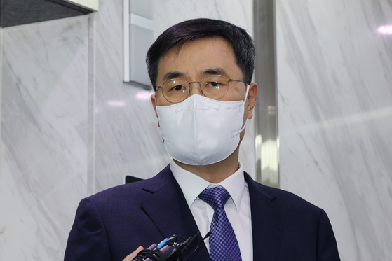 Jeon Ik-soo, the Air Force’s chief legal affairs officer, speaks to reporters on Aug. 24 on his way to be questioned by the special counsel team that investigated the service's handling of the sexual assault compaint and suicide of Master Sgt. Lee Ye-ram. [YONHAP]