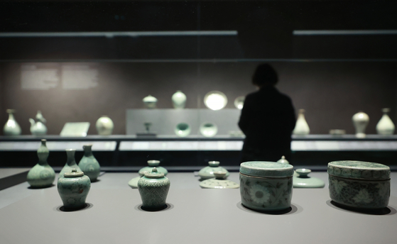 The newly remodeled Celadon Hall of the National Museum of Korea exhibits some 150 pieces of celadon, including 12 National Treasures and 12 Treasures. [YONHAP]