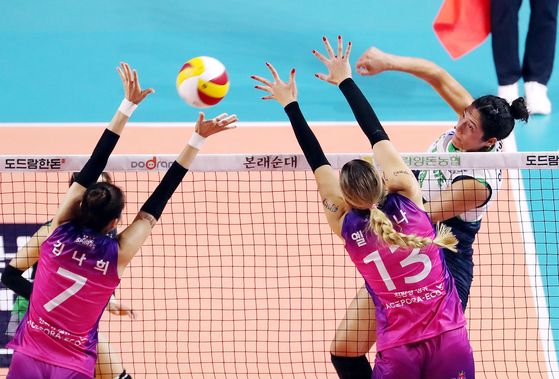 Suwon Hyundai Engineering & Construction Hillstate's Yaasmeen Bedart-Ghaniat, right, spikes the ball against the Incheon Heungkuk Life Pink Spiders at Samsan Stadium in Incheon on Friday. [YONHAP]