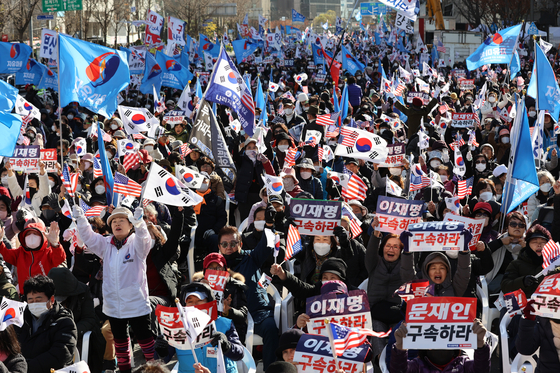 Conservative groups hold a rally in Sejong-daero, central Seoul calling for the arrest of Democratic Party leader Lee Jae-myung on Saturday. [NEWS1]