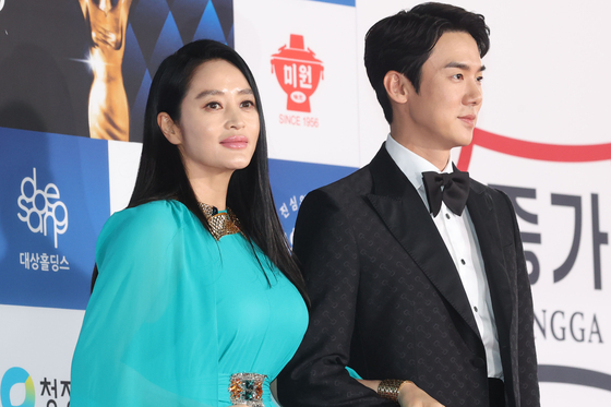Actors Kim Hye-soo, left, and Yoo Yeon-seok attend the red carpet event of the 2022 Blue Dragon Film Awards as hosts in western Seoul on Friday. [NEWS1]