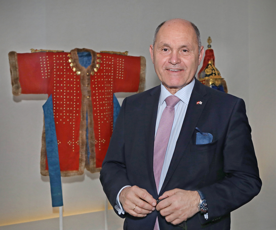 Wolfgang Sobotka, president of the Austrian National Council, at the exhibition ″Six Centuries of Beauty in the Habsburg Empire″ at the National Museum of Korea in central Seoul on Thursday. Included in the exhibition is a special armor gifted from King Gojong (1864-1897) of Joseon Dynasty to Emperor Francis Joseph I of Austria. [PARK SANG-MOON]