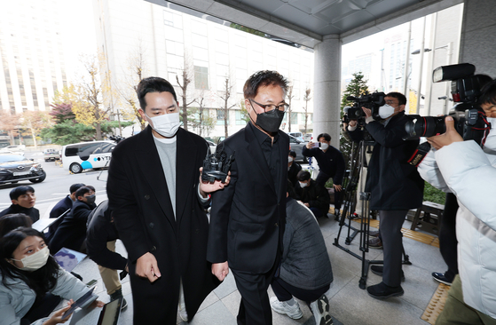 Police superintendent general Park Sung-min walks into the office of the special investigation headquarters in Mapo District, western Seoul, on Thursday morning. [YONHAP]