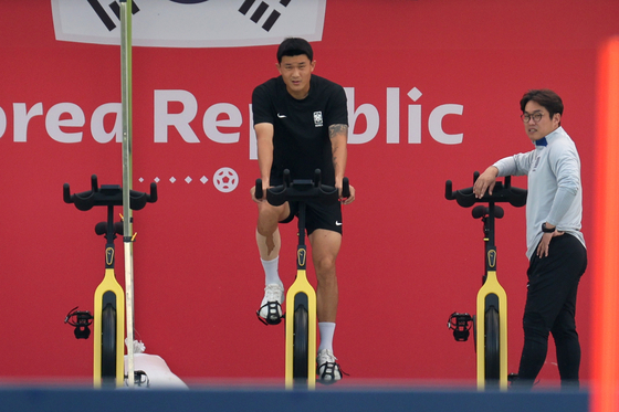 Kim Min-jae rides on a bike during a training session at Al Egla Training Site in Doha, Qatar on Sunday. [NEWS1]