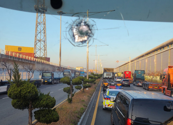 A metallic bead stuck on the windshield of a cargo truck in Busan on Saturday. Union truckers on strike are accused of firing metallic balls toward two non-union trucks, injuring one. [YONHAP] 
