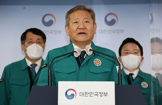 Interior Minister Lee Sang-min speaks at a press briefing on the truckers' union strike at the Central Government Complex in Jongno District, central Seoul on Monday. [YONHAP] 