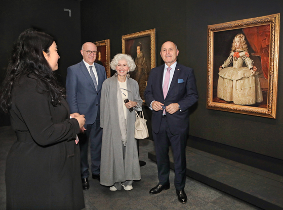 From right, Wolfgang Sobotka, president of the Austrian National Council; Susanne Angerholzer, wife of Austrian ambassador to Korea; Wolfgang Angerholzer, ambassador of Austria to Korea; and the curator of the ″Six Centuries of Beauty in the Habsburg Empire″ at the National Museum of Korea on Thursday. [PARK SANG-MOON]