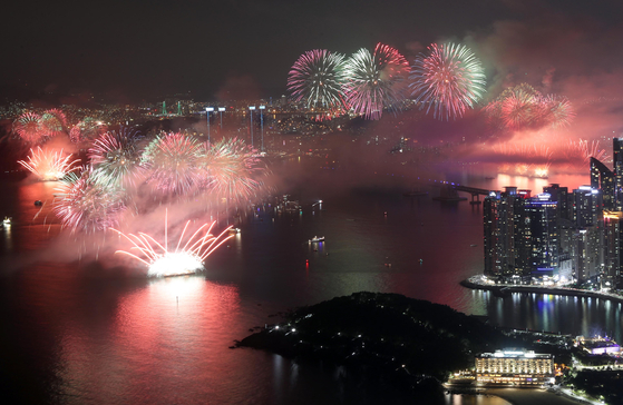 A scene from the Busan Fireworks Festival that last took place on Nov. 2, 2019 [YONHAP]