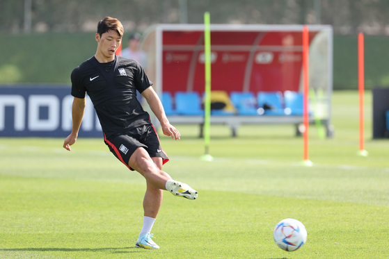 Hwang Hee-chan trains on the field at Al Egla Training Site in Doha, Qatar, on Sunday. Despite returning to the field this weekend after noticeably skipping field training last week before Korea's first match against Uruguay, Hwang will not be playing Korea's second match againt Ghana on Thursday. [NEWS1]