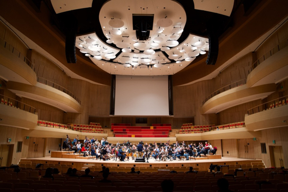 Staatskapelle Berlin, the resident orchestra of the Berlin State Opera, rehearses for its first concert in Seoul at the new concert hall of the Bucheon Art Center in Gyeonggi on Nov. 27. [MAST MEDIA]