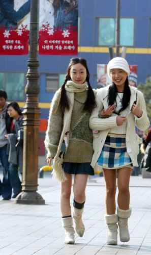 This picture from 2005 shows two women wearing ugg-style boots. [JOONGANG PHOTO]