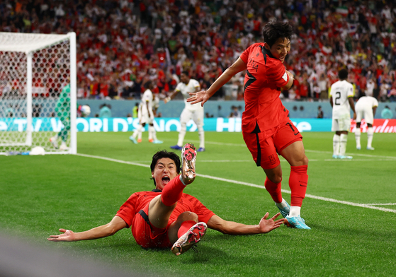 Cho Gue-sung, left, celebrates after scoring Korea's second goal during a World Cup Group H match between Korea and Ghana at the Education City Stadium in Al Rayyan, Qatar on Monday. [REUTERS/YONHAP]