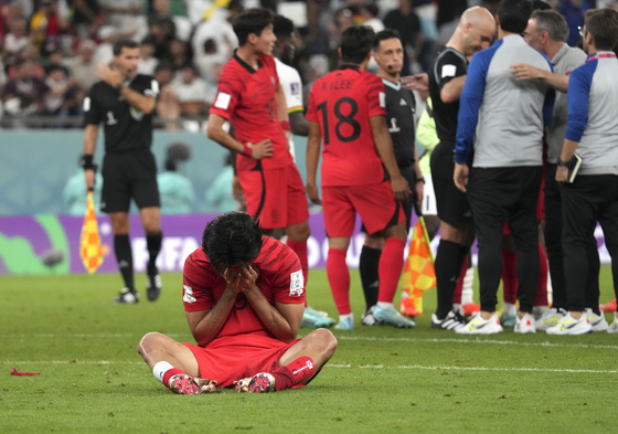 Cho Gue-sung reacts after dropping Korea's second Group H match of the World Cup against Ghana at Education City Stadium in Al Rayyan, Qatar on Monday. [XINHUA/YONHAP]
