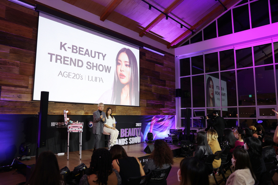 Representatives from beauty brands give hair and makeup tips and tricks during the 2022 K-Beauty Brands Show at the Community House Masil in Myeong-dong, central Seoul, on Friday. [KOREA COSMETIC INDUSTRY INSTITUTE]