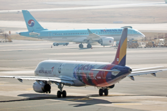 Korean Air Lines and Asiana Airlines planes at Incheon International Airport [YONHAP]