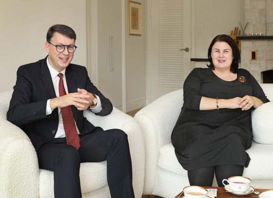 Ricardas Slepavicius, ambassador of Lithuania to Korea, left, and his wife Daiva Slepaviciene speak with the Korea JoongAng Daily at their residence in Seoul on Friday. [PARK SANG-MOON]