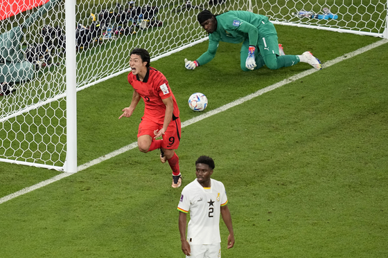 Cho Gue-sung, center, celebrates after scoring Korea's first goal during a World Cup Group H match between Korea and Ghana at the Education City Stadium in Al Rayyan, Qatar on Monday. [AP/YONHAP]