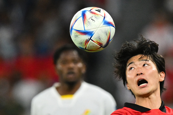 Cho Gue-sung eyes the ball during the Qatar 2022 World Cup Group H football match between Korea and Ghana at the Education City Stadium in Al-Rayyan, Doha, Qatar on Monday. [AFP/YONHAP]